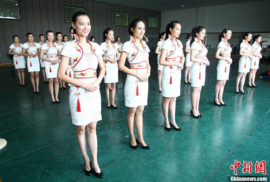 大運(yùn)會VIP禮儀服務(wù)志愿者服裝首次亮相 優(yōu)雅與中華美學(xué)的跨界融合